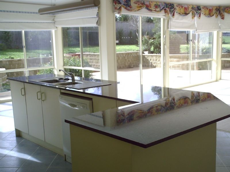 6-8 St Helens Cres, Narre Warren North VIC 3804