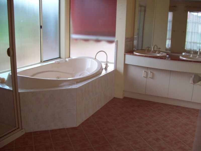 6-8 St Helens Cres, Narre Warren North VIC 3804