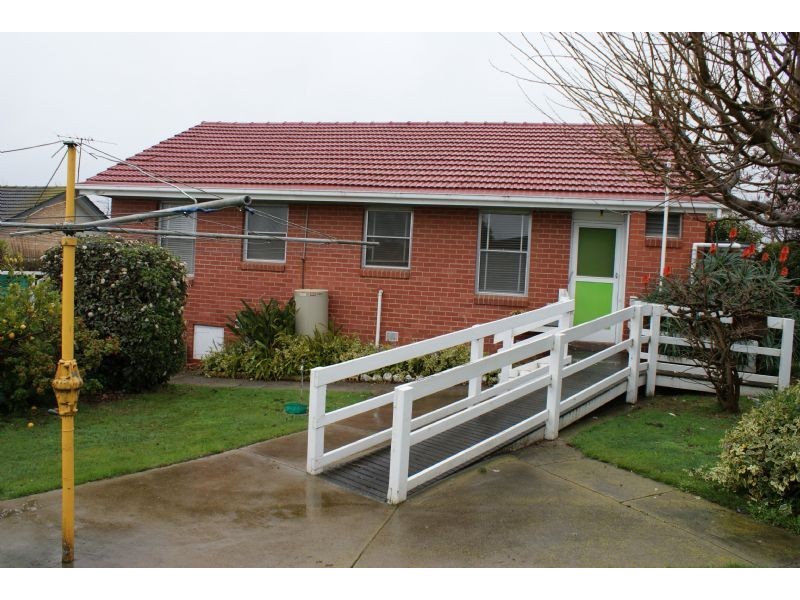 8  Deveney Street, Pakenham VIC 3810