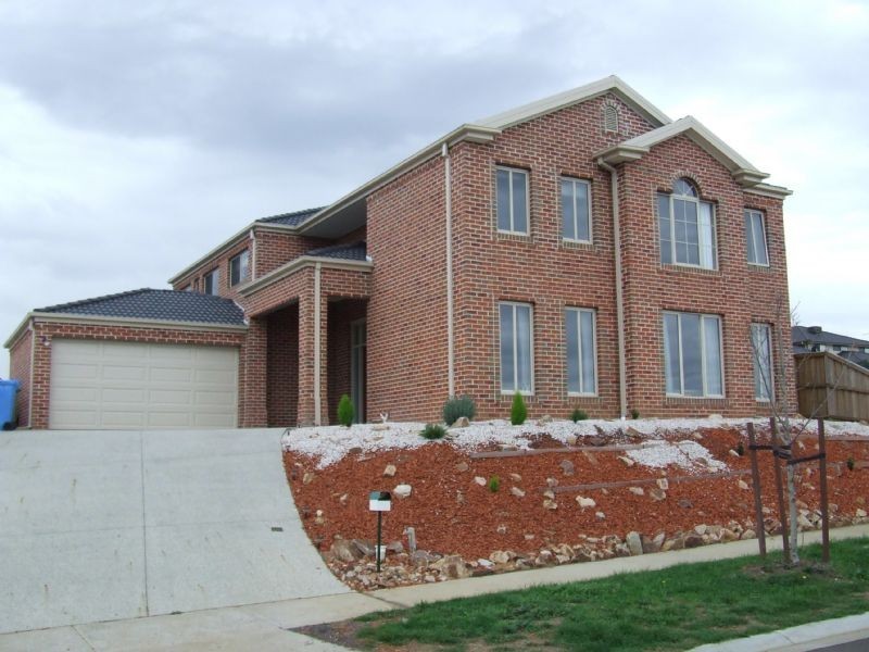 4 Highvale Crescent, Berwick VIC 3806