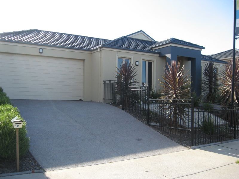 12 Lucerne Circuit, Pakenham VIC 3810