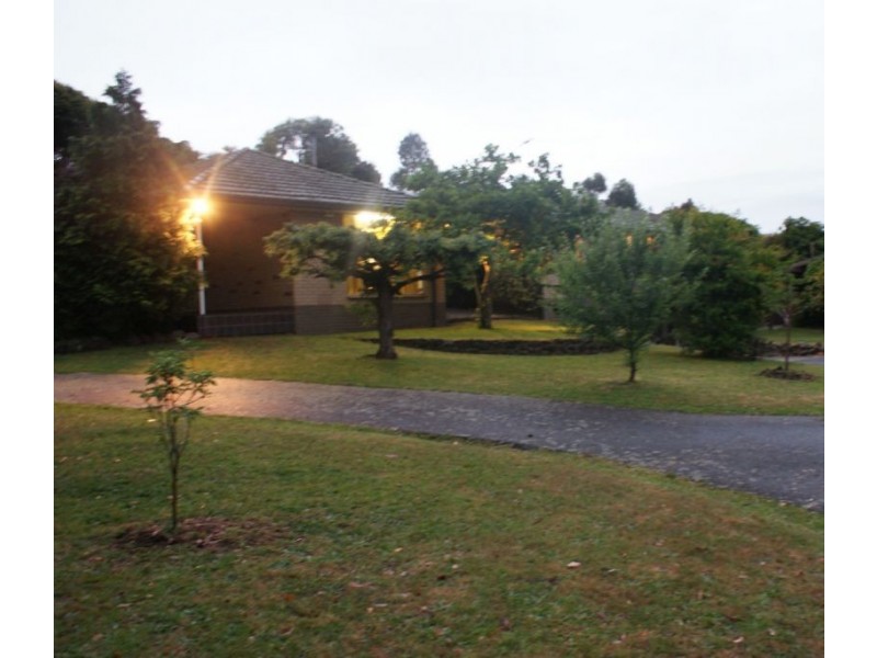 8 Fox Road, Narre Warren North VIC 3804