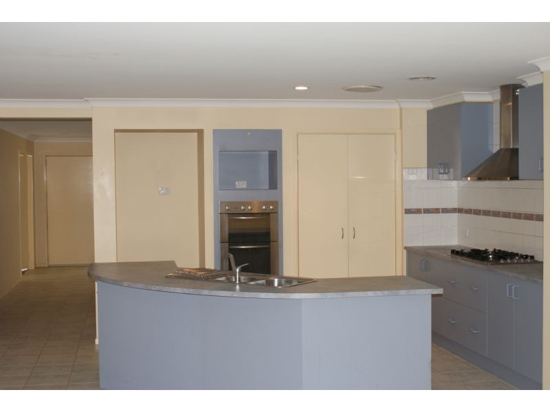 10 ABBEY ROAD, Narre Warren South VIC 3805