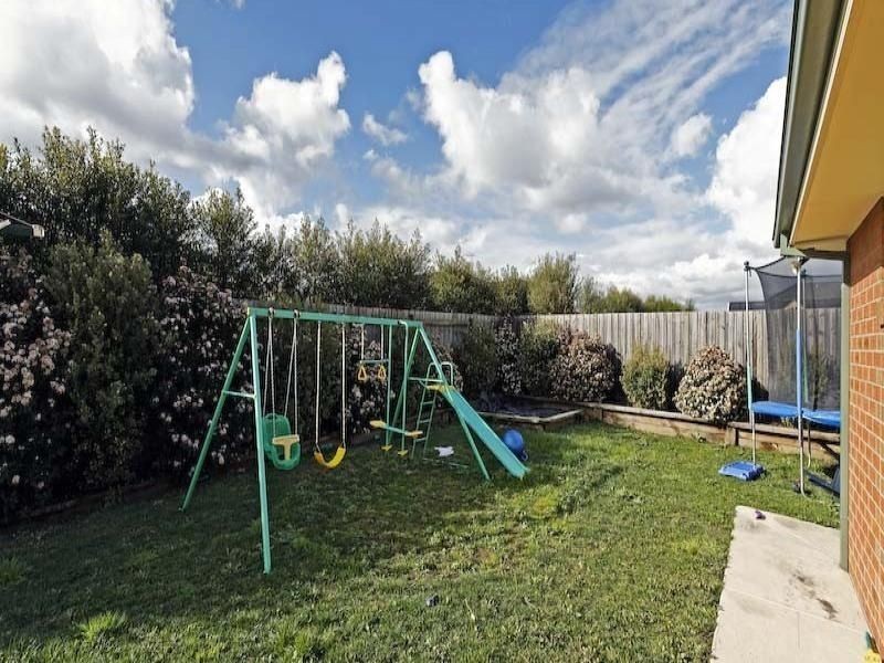 17 Charles Conder Place, Berwick VIC 3806