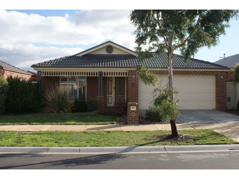 6 BARWON DRIVE, Pakenham VIC 3810