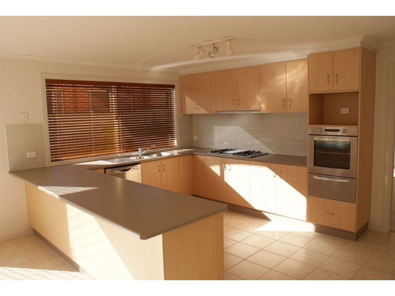 6 BARWON DRIVE, Pakenham VIC 3810