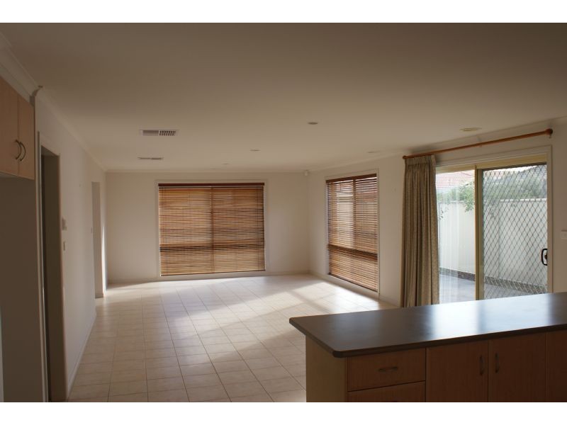 6 BARWON DRIVE, Pakenham VIC 3810