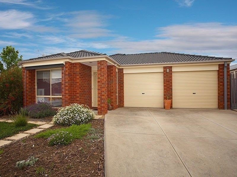 8 Hallmark Drive, Narre Warren South VIC 3805