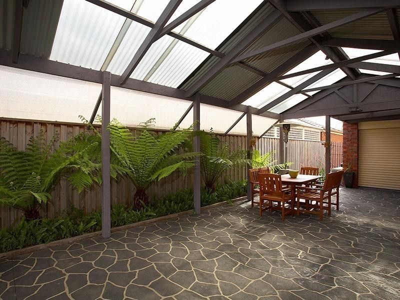 8 Hallmark Drive, Narre Warren South VIC 3805