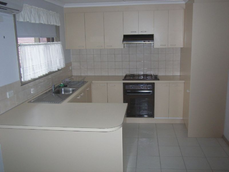 2/11 Hyssop Drive, Hallam VIC 3803