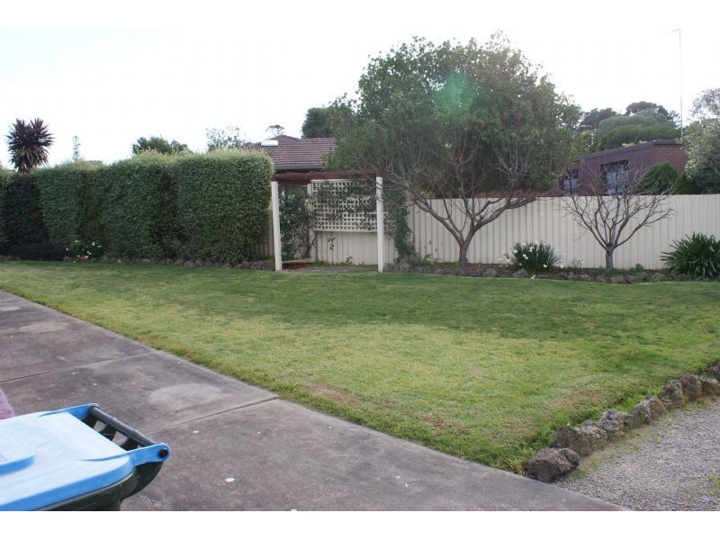 10 CONISTON AVENUE, Berwick VIC 3806