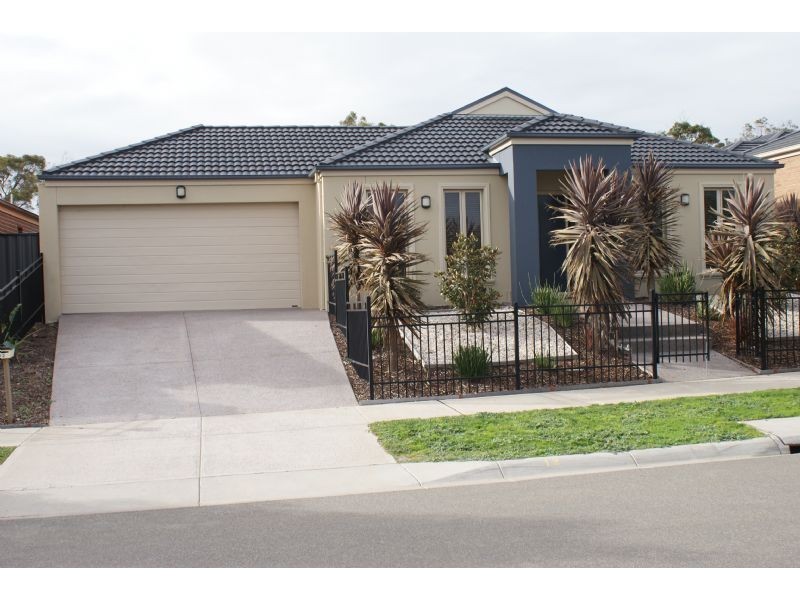 12 LUCERNE CIRCUIT, Pakenham VIC 3810