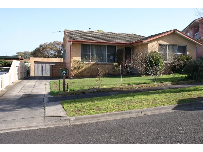 19 DEVENEY STREET, Pakenham VIC 3810