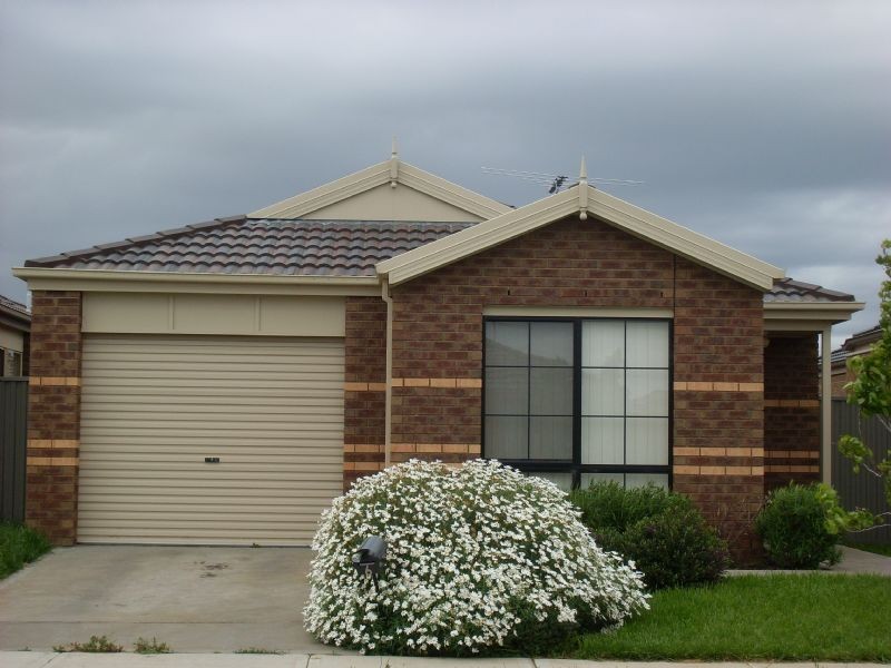 6 Mossman Drive, Cranbourne VIC 3977