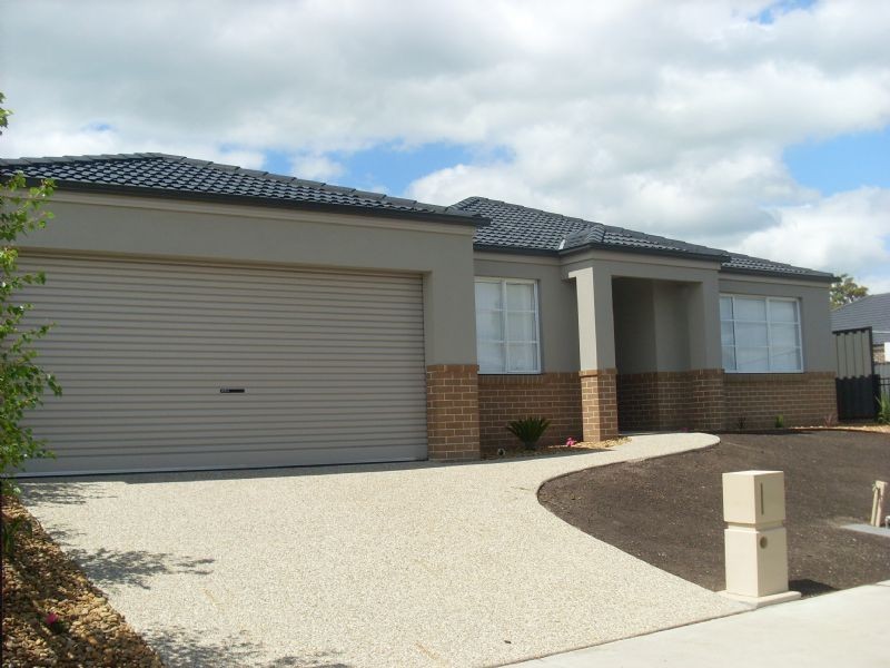 18 Lucerne Circuit, Pakenham VIC 3810