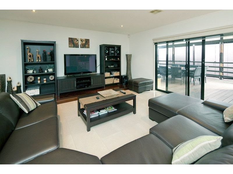 18 Honeyeater Grove, Narre Warren VIC 3805