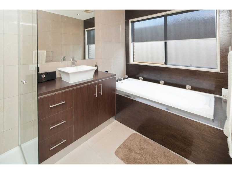 18 Honeyeater Grove, Narre Warren VIC 3805