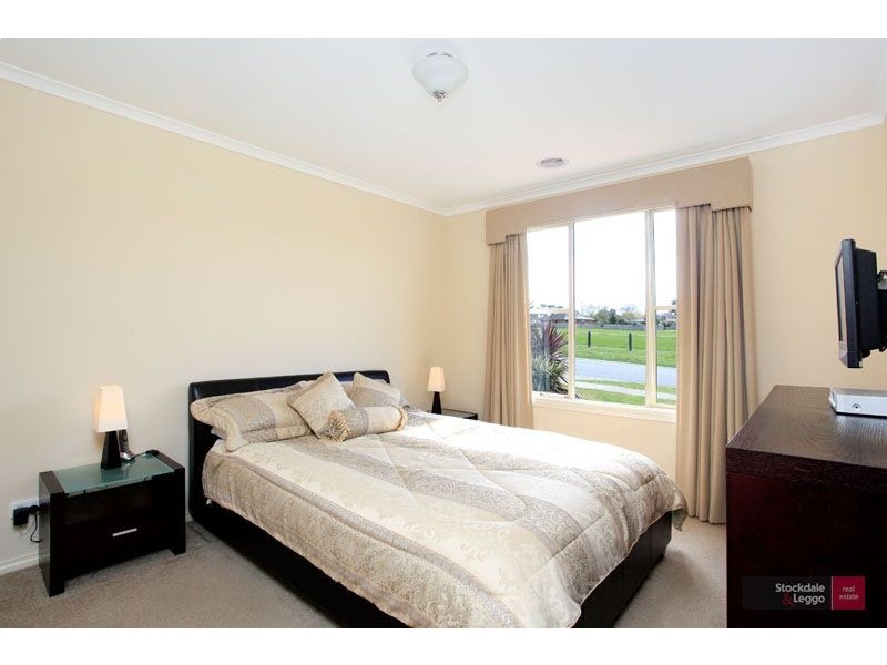 9 Hollington Way, Berwick VIC 3806