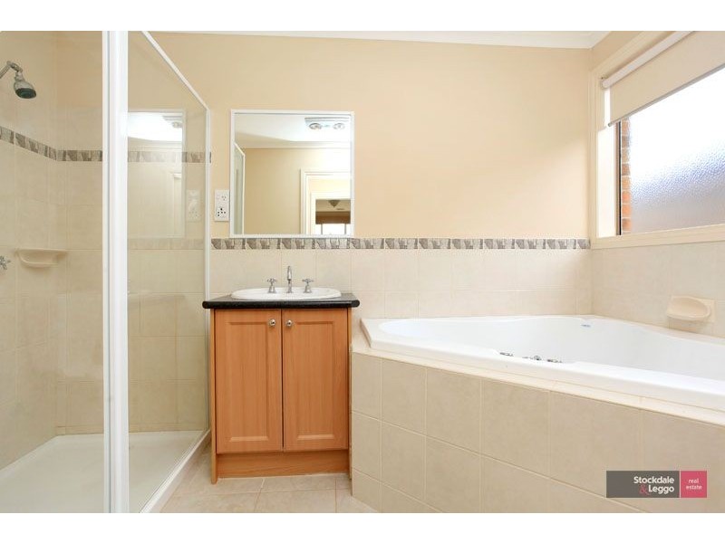 9 Hollington Way, Berwick VIC 3806