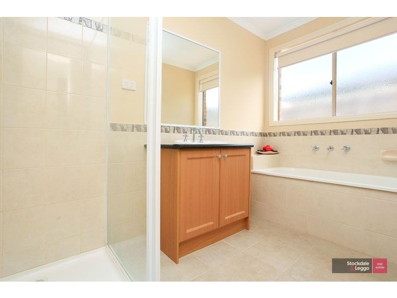 9 Hollington Way, Berwick VIC 3806