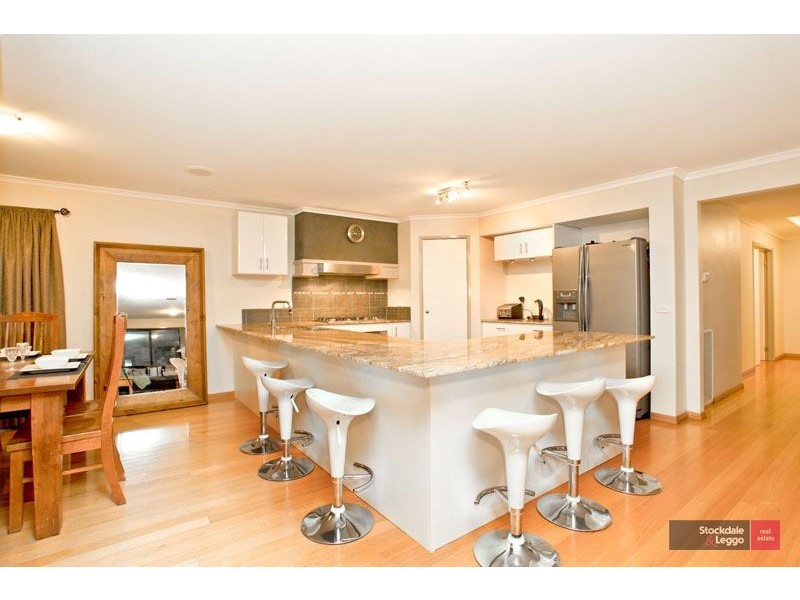 8 Charmouth Place, Narre Warren South VIC 3805