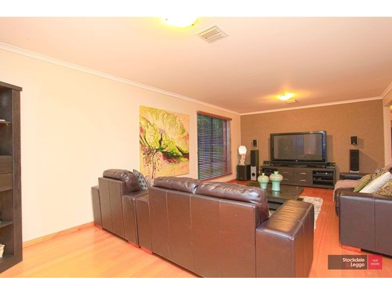 8 Charmouth Place, Narre Warren South VIC 3805