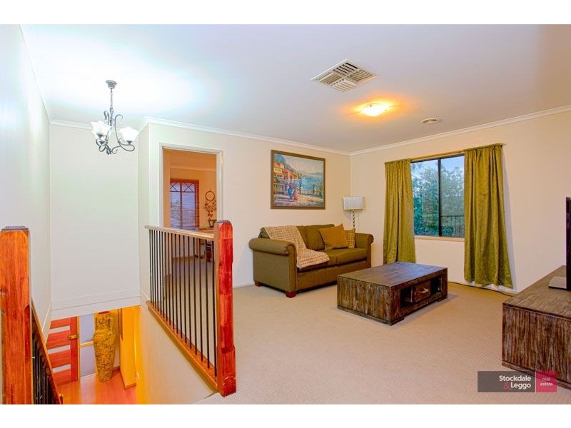 8 Charmouth Place, Narre Warren South VIC 3805