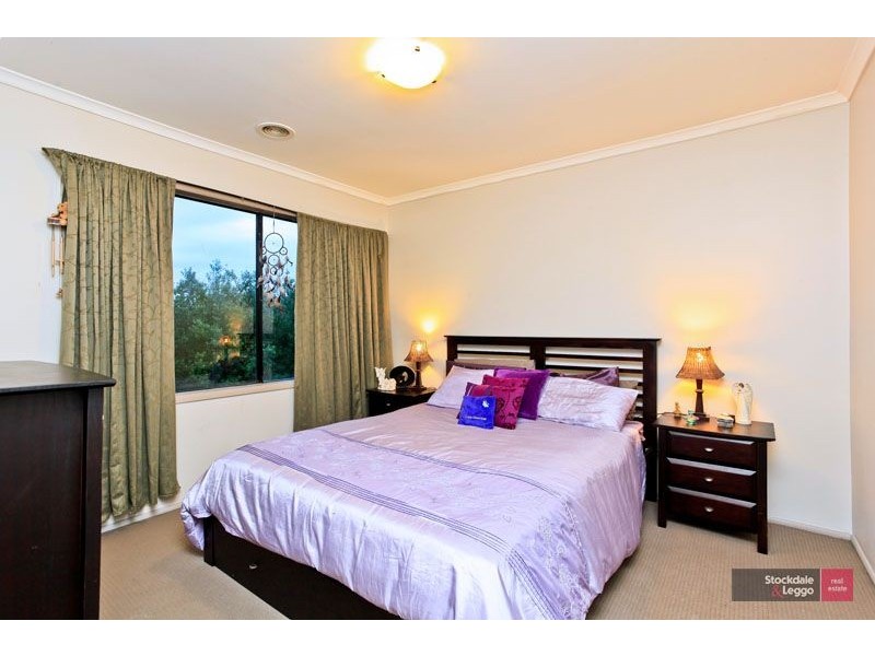8 Charmouth Place, Narre Warren South VIC 3805