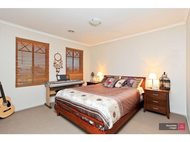 8 Charmouth Place, Narre Warren South VIC 3805