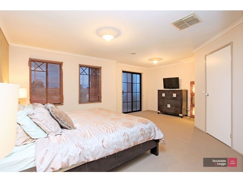 8 Charmouth Place, Narre Warren South VIC 3805