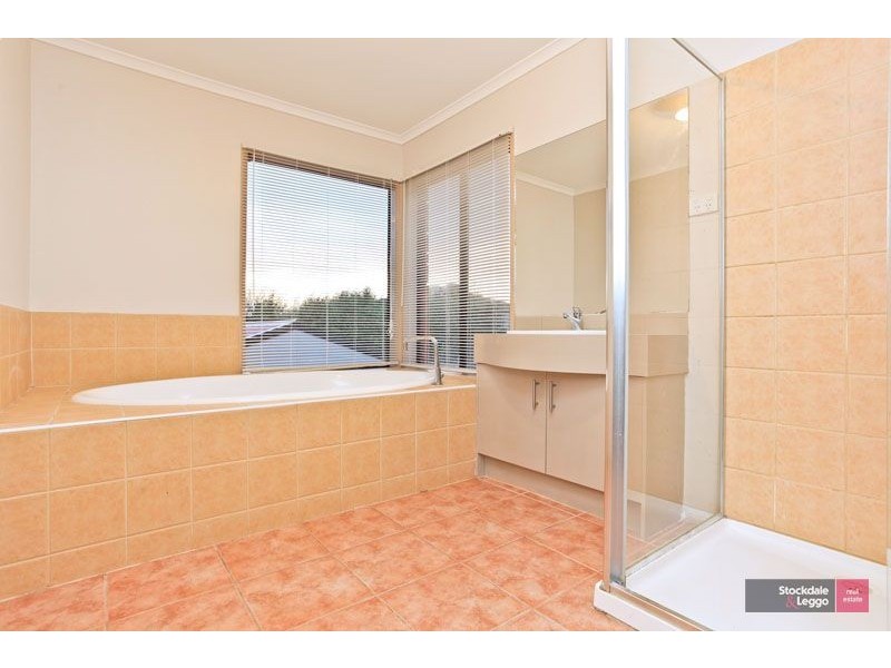 8 Charmouth Place, Narre Warren South VIC 3805