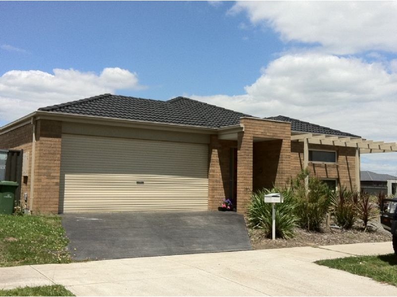 2 Walnut Way, Pakenham VIC 3810