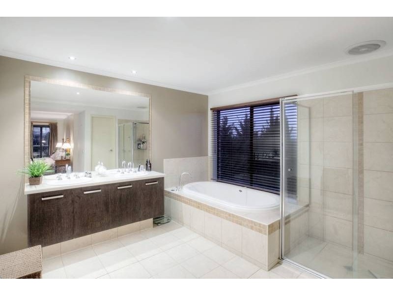 11 Oakmoss Place, Berwick VIC 3806