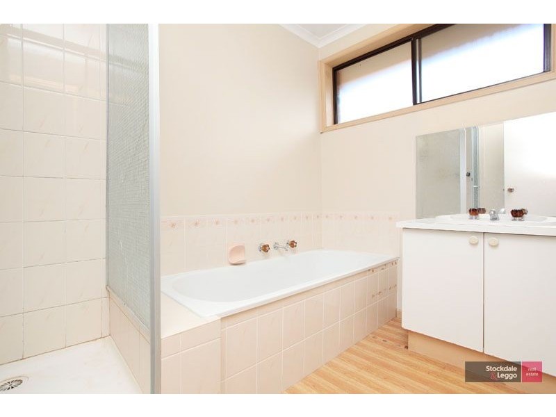 2/120 Fleetwood Drive, Narre Warren VIC 3805