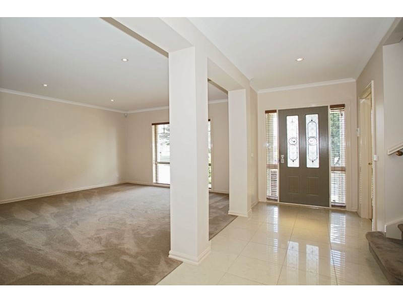 16 Eastern Park Square, Narre Warren South VIC 3805