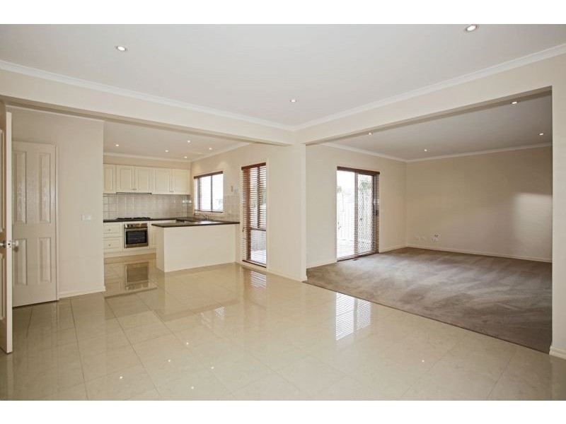 16 Eastern Park Square, Narre Warren South VIC 3805