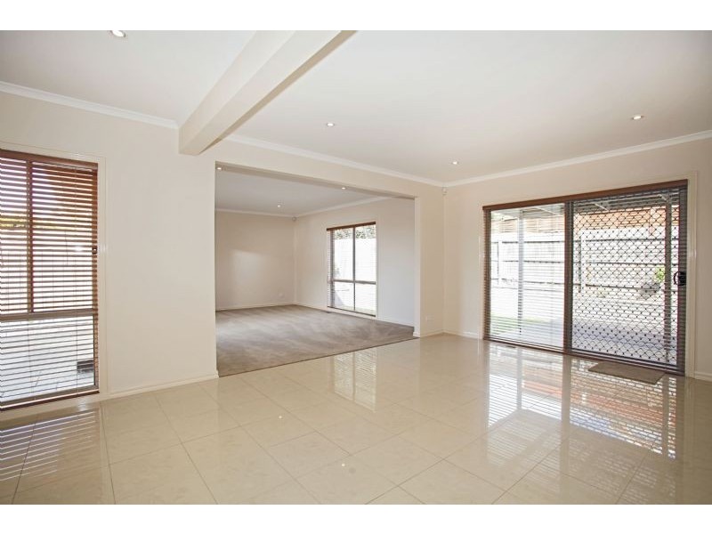 16 Eastern Park Square, Narre Warren South VIC 3805