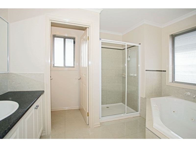 16 Eastern Park Square, Narre Warren South VIC 3805