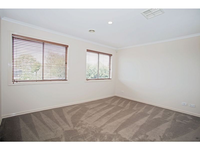 16 Eastern Park Square, Narre Warren South VIC 3805