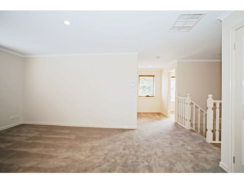 16 Eastern Park Square, Narre Warren South VIC 3805