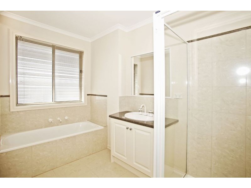 16 Eastern Park Square, Narre Warren South VIC 3805