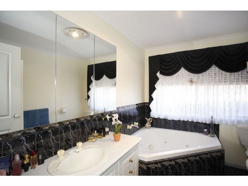 27 Armadale Drive, Narre Warren VIC 3805