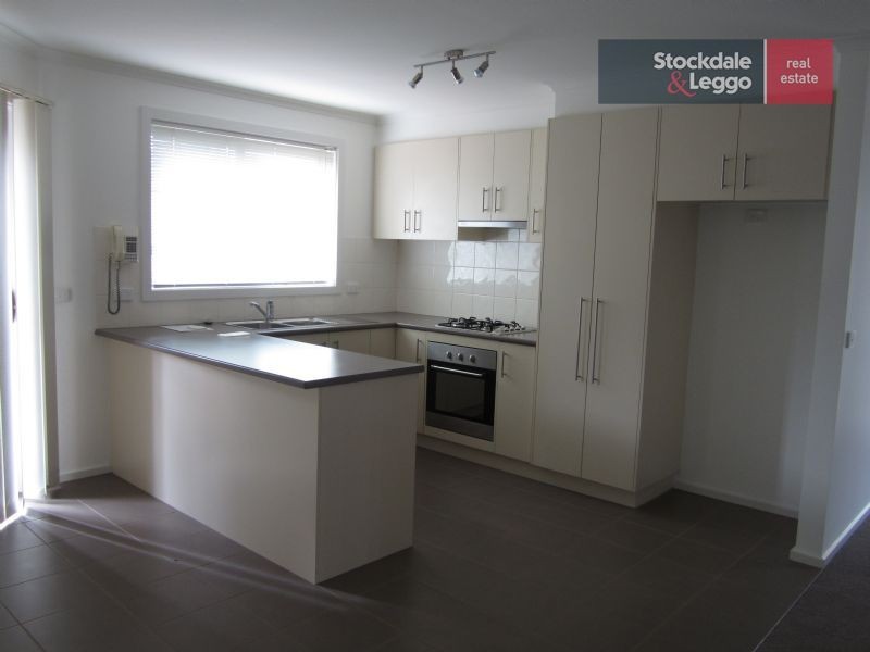 2/10 Meadow Wood Walk, Narre Warren VIC 3805