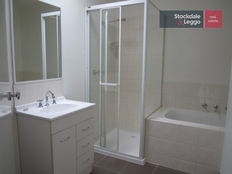 2/10 Meadow Wood Walk, Narre Warren VIC 3805