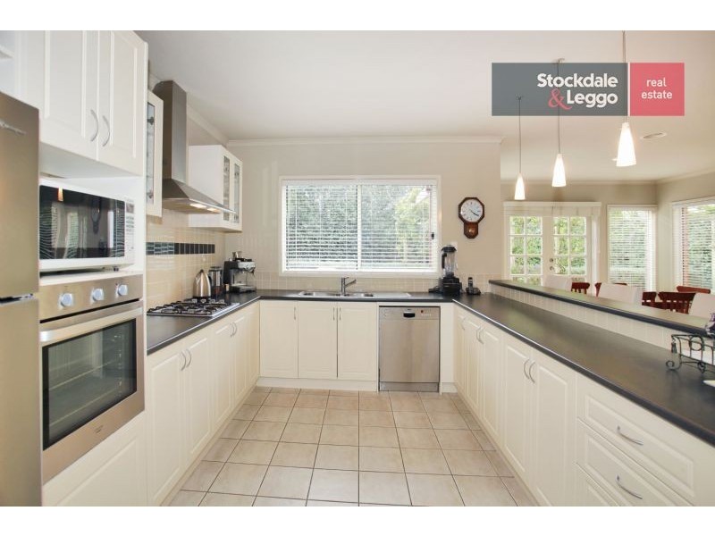 2 Pevensey Drive, Narre Warren South VIC 3805