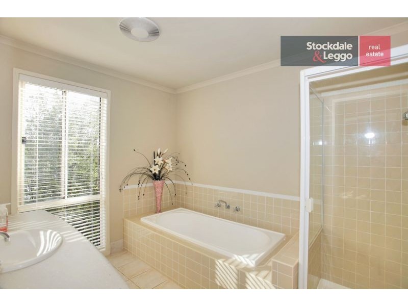 2 Pevensey Drive, Narre Warren South VIC 3805