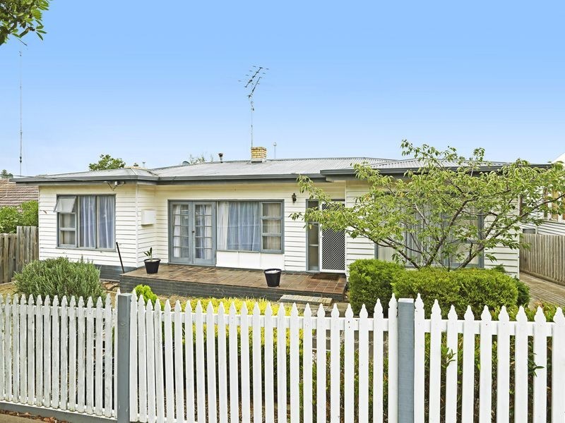 8 Roncliffe Road, Highton VIC 3216