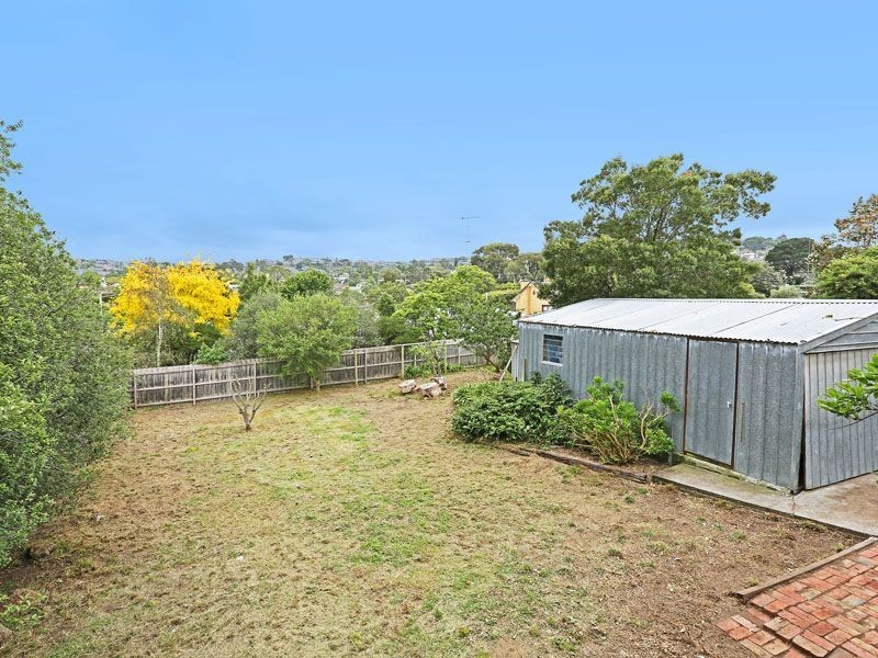 8 Roncliffe Road, Highton VIC 3216