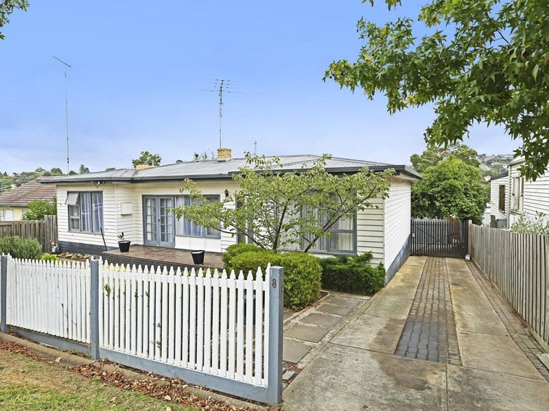 8 Roncliffe Road, Highton VIC 3216