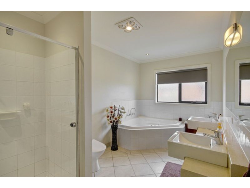 35 Wallaroo Way, Highton VIC 3216